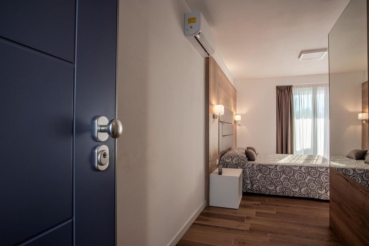 Aparthotel Miramare Градо Екстериор снимка