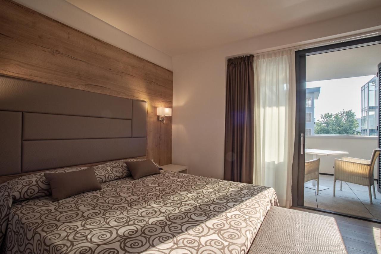 Aparthotel Miramare Градо Екстериор снимка
